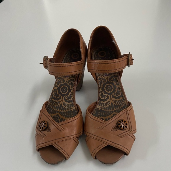 Indigo Brand Tan Heels - Picture 7 of 7
